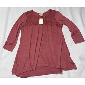 Status by Chenault Womens Mauve Crochet Lace Yoke Slub Knit Top Medium NWT‎